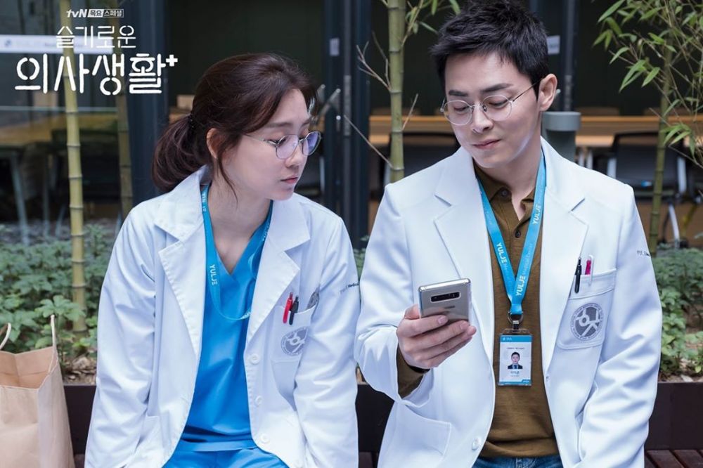 10 Potret Manis Lee Ik Jun & Jang Gyeo Wool 'Hospital Playlist'