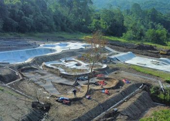 Proses pembangunan skatepark terbesar di Indonesia yang berlokasi di Ungaran, Kabupaten Semarang, Jawa Tengah. Foto: pikiran-rakyat.com