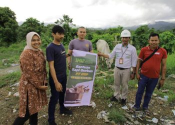 Perwakilan PT IMIP menyerahkan hewan kurban kepada masyarakat. Foto: PT IMIP