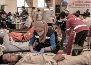 Seorang petugas PMI Kabupaten Morowali melakukan pengambilan darah karyawan PT IMIP. (Foto: dok. PT IMIP).