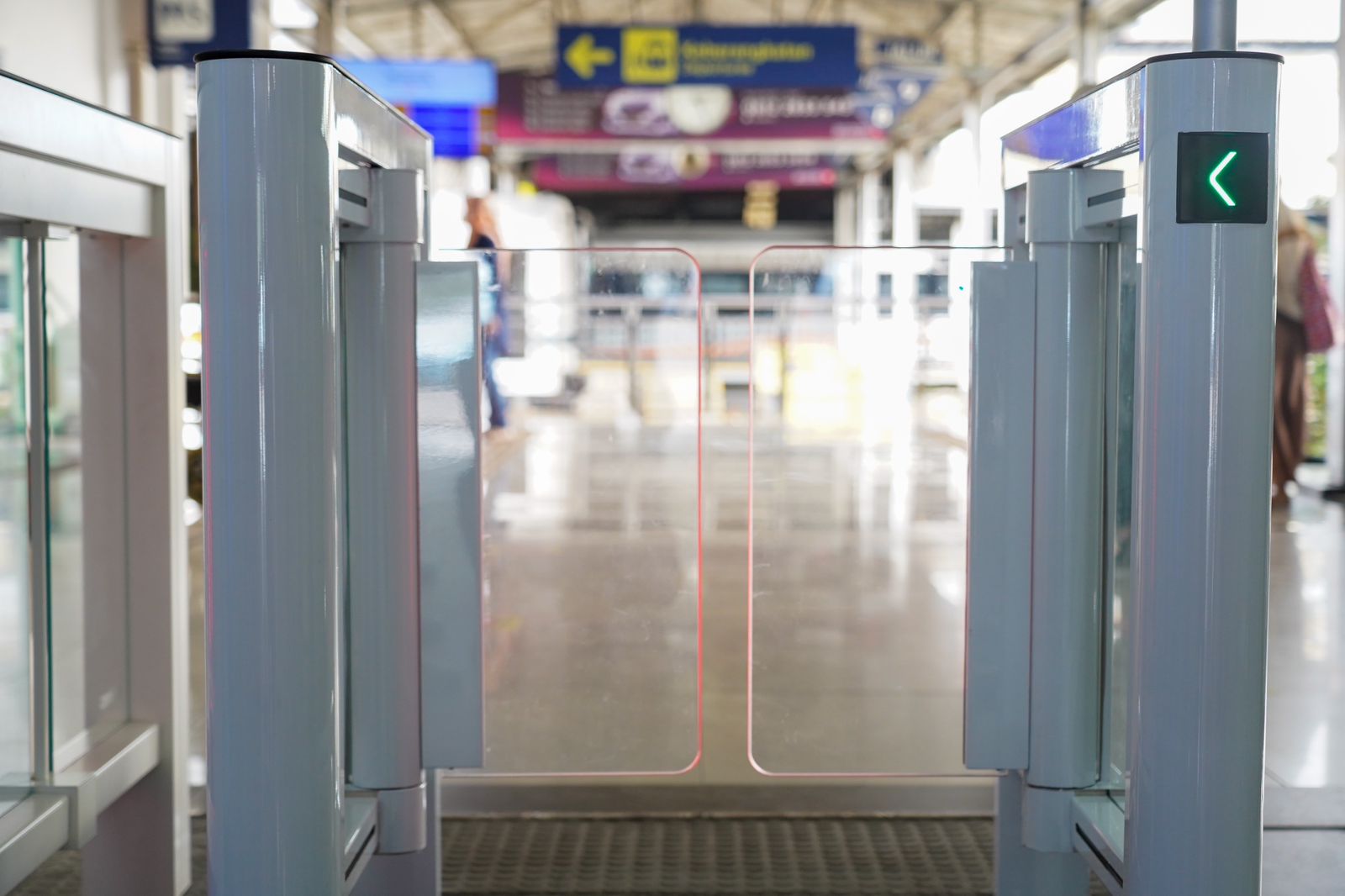 boarding gate di stasiun