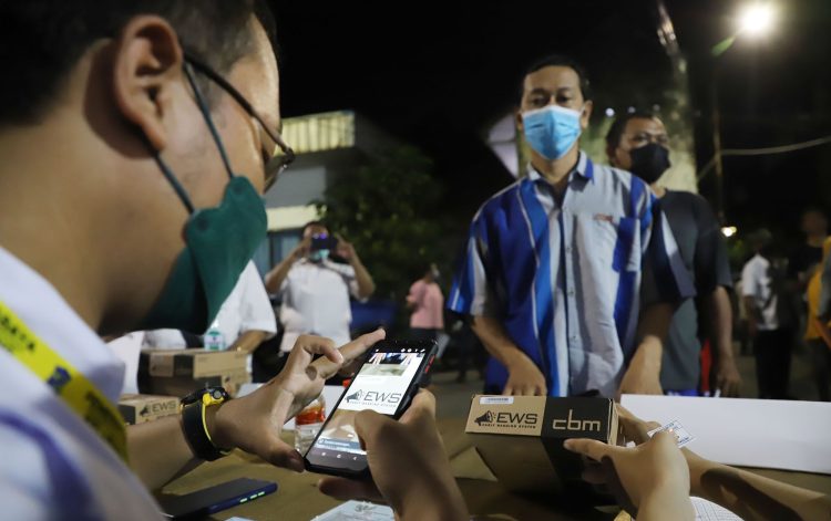 Antrian masyarakat untuk mendapatkan STB. (Foto: promediateknologi.com).