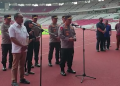 Kapolri dan Menpora melakukan pengecekan persiapan Piala AFF 2022 di Stadion GBK, Jakarta pada Selasa (21/12/2022). (Gambar: youtube.com/iNews).