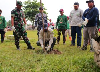 PT IMIP Tanam Pohon Pelindung