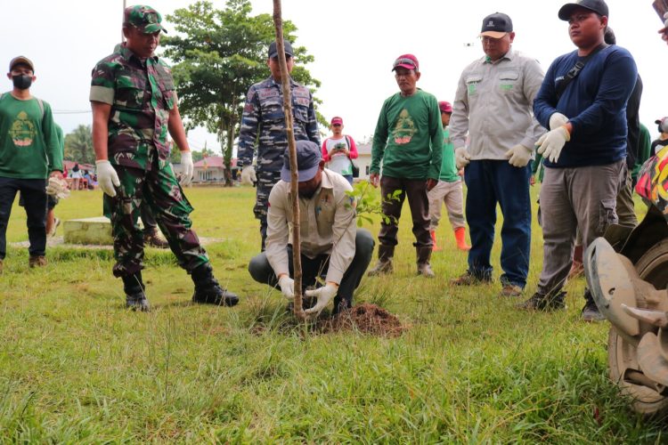 PT IMIP Tanam Pohon Pelindung