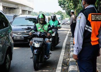 Pengendara ojek online melintasi salah satu ruas jalan di Jakarta. (Foto: voi.id).