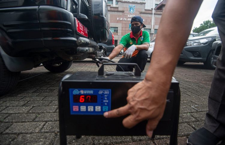 Pengecekan emisi gas buang kendaraan dinas di parkiran Kantor Walikota Jakarta Selatan. (Gambar: mediaindonesia.com).