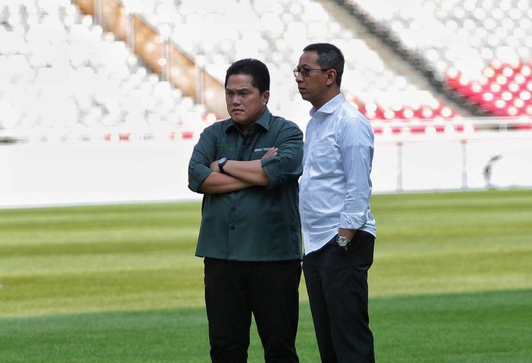 Ketua PSSI Erick Thohir melakukan sidak rumput SUGBK pada Senin (13/3/2023). (Foto: liputan6.com).