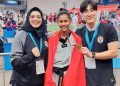 Ni Kadek Heni Prikasih bersama kedua pelatih pelatnas taekwondo Indonesia setelah memenangi turnamen. (Foto: imsport.tv).