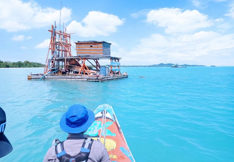 Salah satu penambangan timah ilegal di perairan Bangka. (Foto: zonamerdeka.com).