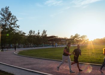 Berolahraga joging sore hari bersama teman bisa menjadi pilihan untuk ngabuburit. (Foto: Unsplash.com/ Alex McCarthy).